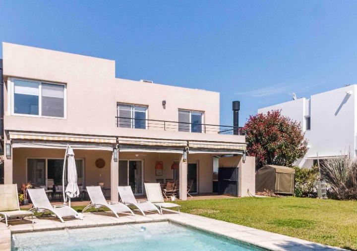 Casa · 199m² · 5 Ambientes · 4 Cocheras