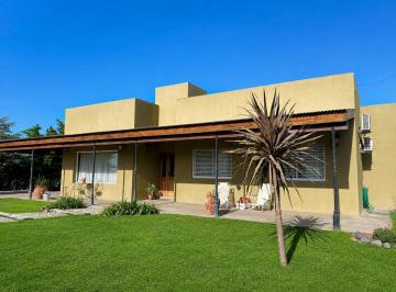 Casa · 121m² · 4 Ambientes · 1 Cochera · Venta Casa en Roque Perez, 3 Habitaciones