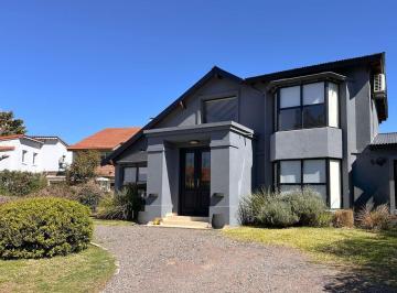 Casa · 230m² · 9 Ambientes · 1 Cochera · Casa en Venta con Quincho y Pileta, Los Lagartos