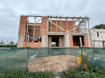 Casa · 215m² · 5 Ambientes · 2 Cocheras · Venta Casa a Terminar Lagos de Canning II Oportunidad!