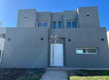 Casa · 177m² · 5 Ambientes · 1 Cochera · Casa en Venta en Santa Lucia