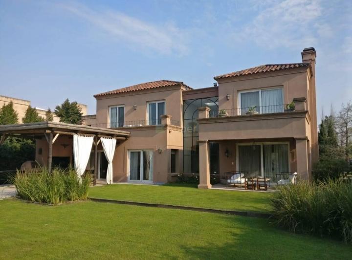 Casa · 360m² · 8 Ambientes