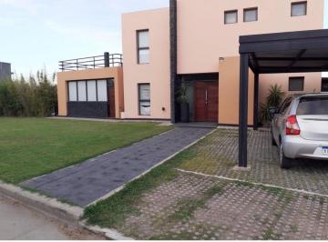 Casa · 200m² · 9 Ambientes · 5 Cocheras · Casa en Valle Escondido