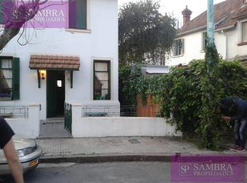 Casa · 130m² · 4 Ambientes · Casa en Jose Artigas 3200. de Estilo. Rodeada de Arboleda