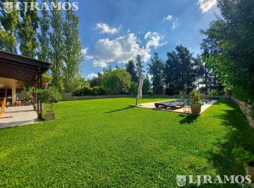 Casa · 204m² · 7 Ambientes · 1 Cochera · Lote Interno. 3 Dorm. y Servicio.