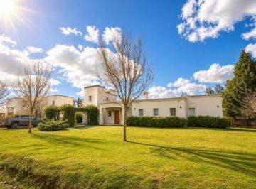 Casa · 185m² · 7 Ambientes · 6 Cocheras · Casa en Estancias del Pilar