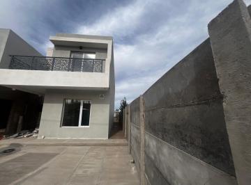 Casa · 104m² · 4 Ambientes · 1 Cochera · Venta Duplex 3 Dorm. B°la Casona Ll Plottier