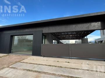 Casa · 180m² · 5 Ambientes · 1 Cochera · Casa en Maipu