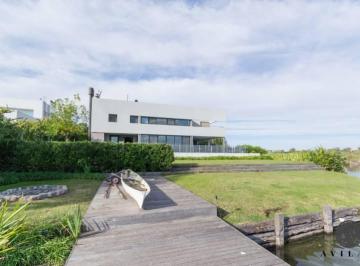 Casa · 833m² · 6 Dormitorios · 4 Cocheras · Exclusiva Casa a La Laguna Central en Venta en El Barrio El Golf - Nordelta