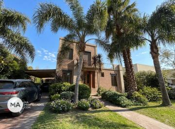 Casa · 227m² · 8 Ambientes · 2 Cocheras · Alquiler | Casa 3 Dorm. con Jardín - San Sebastián - Av Arturo Illia 1500