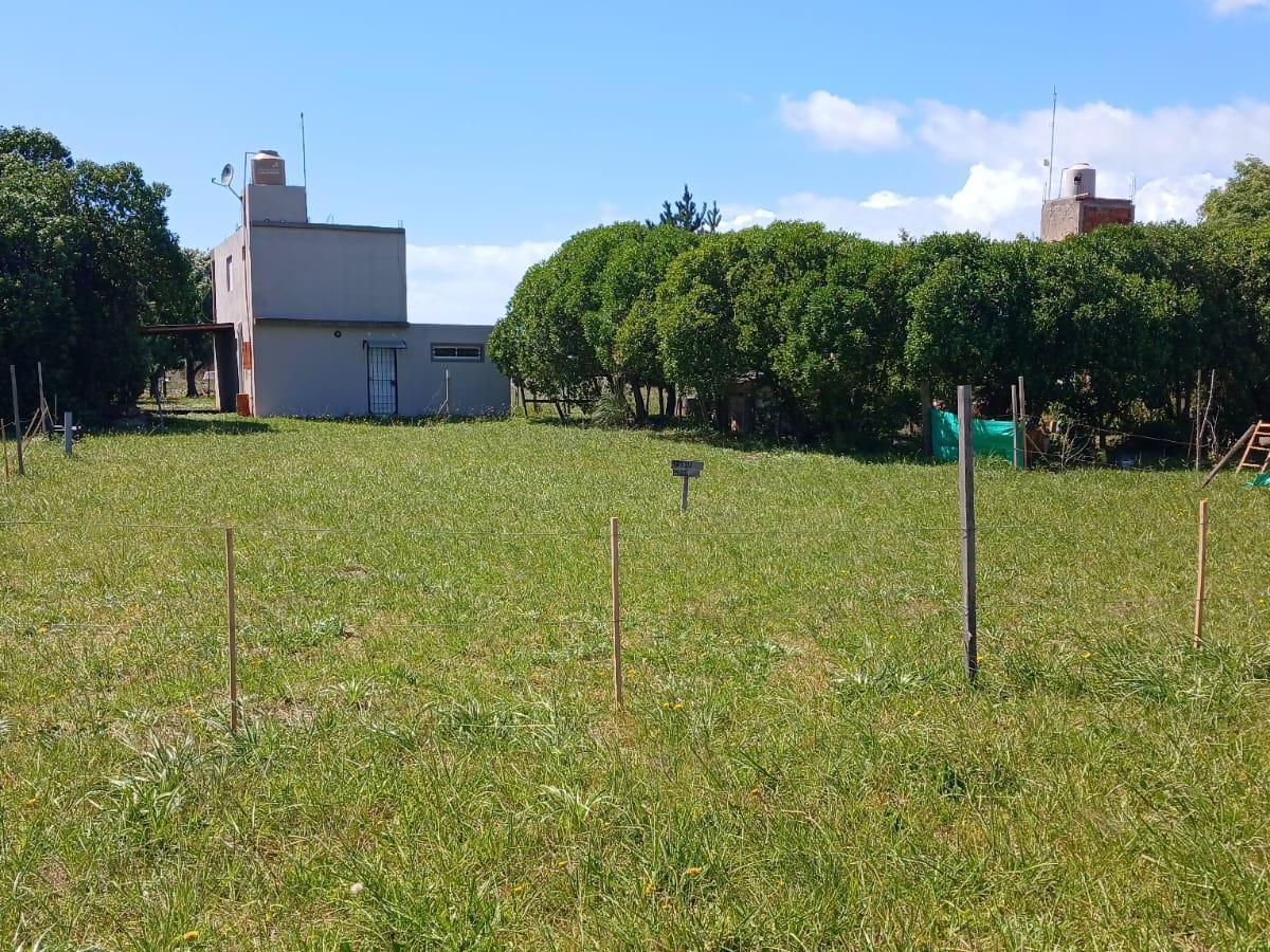 Terreno en San Eduardo del Mar, ubicado en Calle 51 y 10, con 15 metros de frente y 30 metros de fondo, totalizando 450 metros cuadrados.