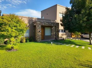 Casa · 350m² · 6 Ambientes · 2 Cocheras · Casa en Rumencó