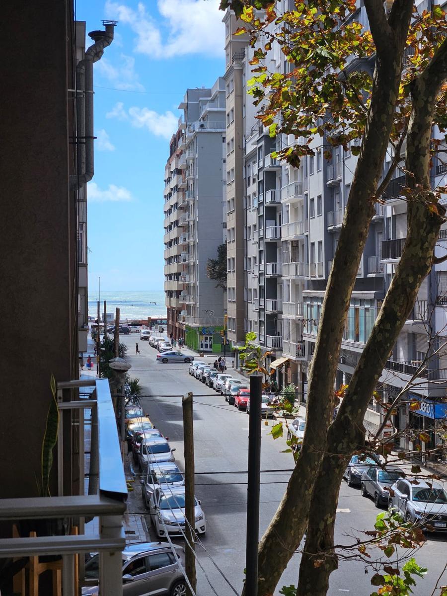 Departamento de 2 ambientes a la calle con balcón en excelente ubicación