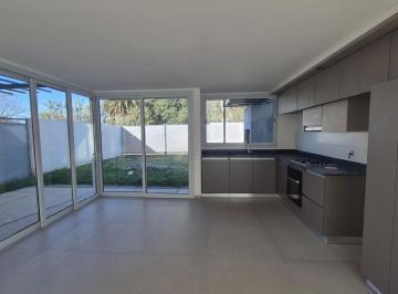 Casa · 145m² · 5 Ambientes · 2 Cocheras · Dúplex en Alquiler en Barrio Privado Las Veras