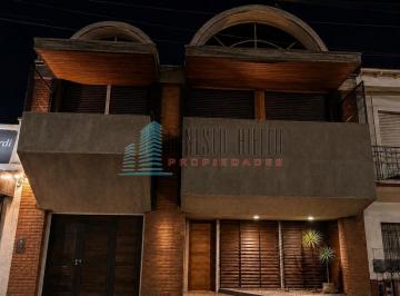 Casa de 4 ambientes, Quilmes · Venta Impecable Casa Dos Plantas con Parque - Zona Residencial