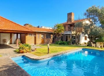 Casa · 211m² · 6 Ambientes · 10 Cocheras · Venta Casa 6 Amb Pileta en Boulogne Sur Mer
