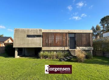 Casa de 5 ambientes, Escobar · Casa Moderna Cube - Hormigón Visto y Madera