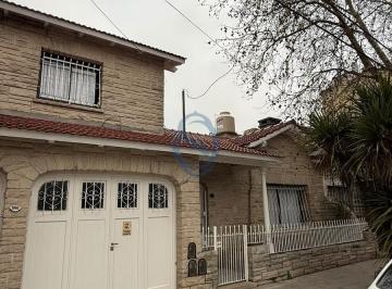 Casa · 150m² · 4 Ambientes · 1 Cochera · Venta - Casa Cuatro Ambientes con Garage - 14 de Julio 1066