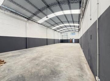 Bodega-Galpón · 350m² · 3 Ambientes · Galpón en Alquiler