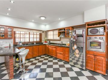 Casa · 300m² · 5 Ambientes · 3 Cocheras · Casa en Venta Bernal. Pileta. Parque