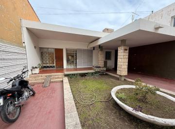 Casa · 187m² · 5 Ambientes · 1 Cochera · Casa Sobre Av Libertador. Centro, Capital