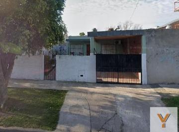 Casa · 105m² · 4 Ambientes · Casas en Venta - 2 Dorm. 2 Baños - 300 m² - Morón