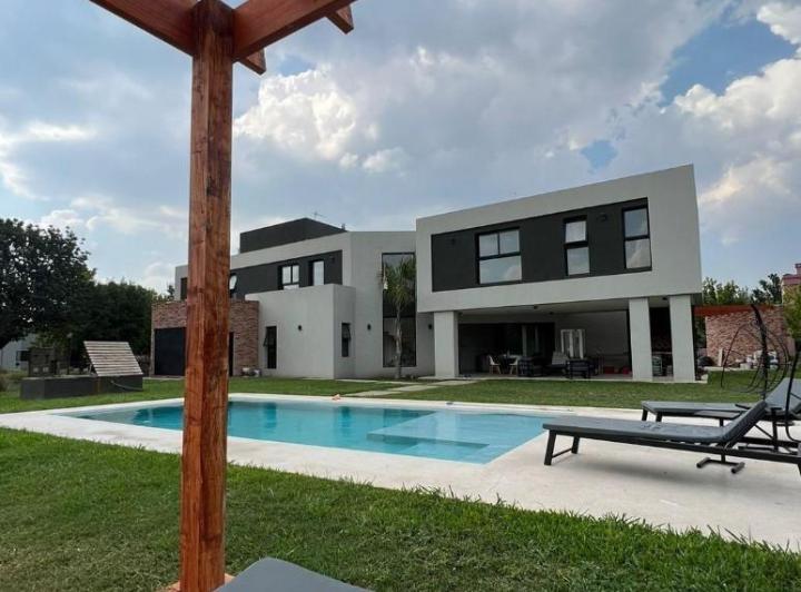 Casa · 272m² · 5 Ambientes · 4 Cocheras
