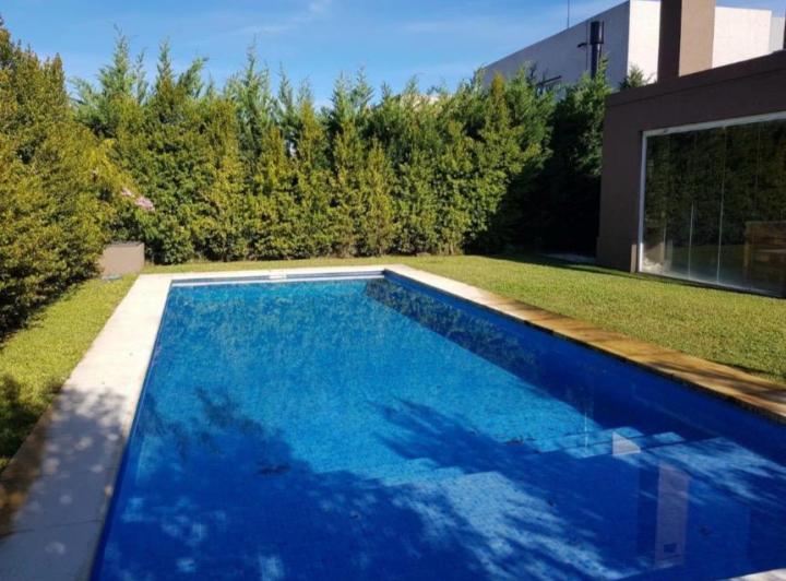 Casa · 220m² · 4 Ambientes · 4 Cocheras