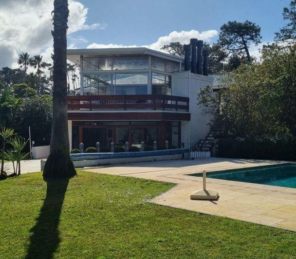 Casa · 935m² · 6 Ambientes · 3 Cocheras