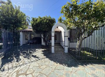 Casa · 208m² · 3 Ambientes · 3 Cocheras · Casa 3 Ambientes en Bernal Centro