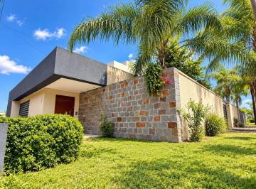 Casa de 4 ambientes, Córdoba · Venta Casa 3 Dorm. - 3 Baños - Patio C/asador - Cochera P/2 Vehículos - B° Arguello