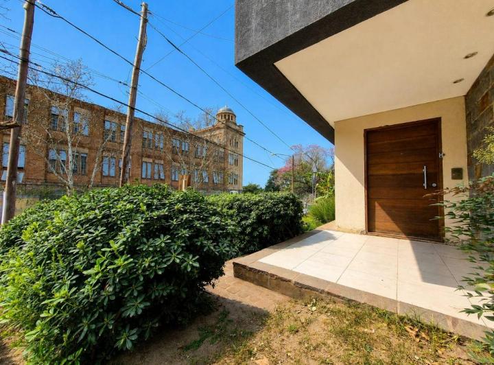 Casa · 220m² · 4 Ambientes · 2 Cocheras