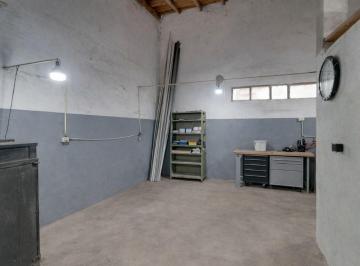 Bodega-Galpón · 156m² · Galpon y Vivienda con Jardin en Venta en La Plata