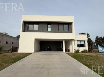 Casa · 266m² · 5 Ambientes · 2 Cocheras · Venta de Casa 5 Ambientes con Piscina, Quincho y Parrilla en Puerto Nizuc - Berazategui