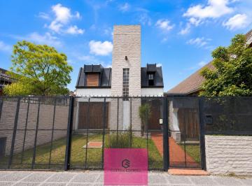 Casa · 220m² · 5 Ambientes · 3 Cocheras · Casa en Ituzaingó Norte