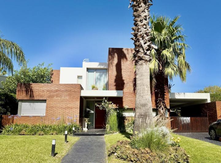 Casa · 350m² · 5 Ambientes · 2 Cocheras
