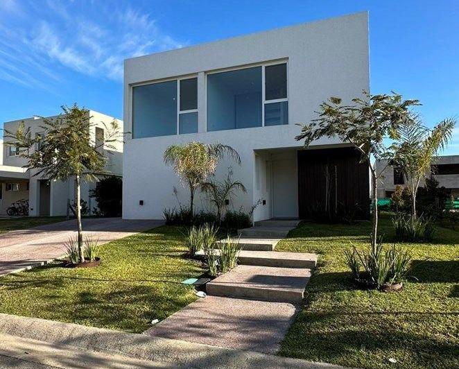 Casa · 200m² · 55 Ambientes