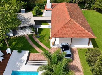 Casa de 4 ambientes, Exaltación de la Cruz · Casa con Gran Parque, Pileta y Galería en Venta en Barrio Parque Exaltación, Exaltación de La Cruz.