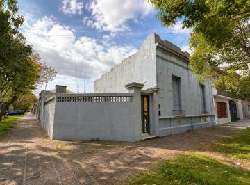 Casa · 161m² · 6 Ambientes · 1 Cochera · Casa 6 Amb Venta Banfield Esquina a Refaccionar