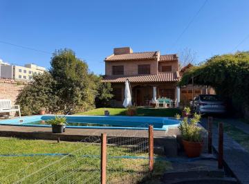 Casa · 416m² · 8 Ambientes · 3 Cocheras · Casa 4 Dorm. (1 Suite Pb) Estudio Quincho Cocheras Parque y Piscina Centro Alto Neuquen