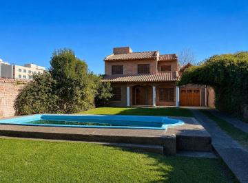 Casa · 416m² · 8 Ambientes · 3 Cocheras · Casa 4 Dorm. (1 Suite Pb) Estudio Quincho Cocheras Parque y Piscina Centro Alto Neuquen
