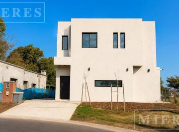 Casa · 195m² · 6 Ambientes · Casa en Venta en Santa Lucia, Pilar del Este