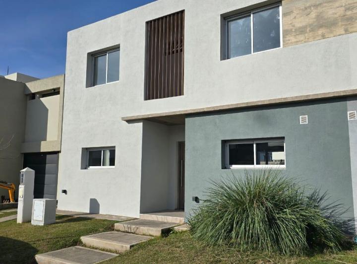 Casa · 155m² · 4 Ambientes · 2 Cocheras