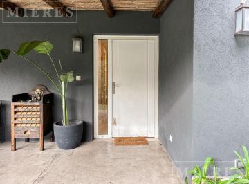 Casa · 180m² · 5 Ambientes · Muy Linda Casa en Venta en El Barrio La Claridad.
