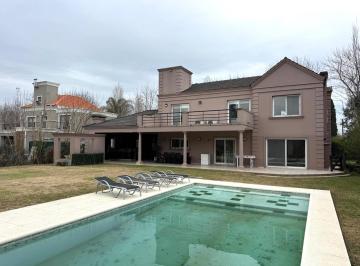 Casa · 280m² · 5 Ambientes · 5 Cocheras · Casa en Venta en Campos de Álvarez