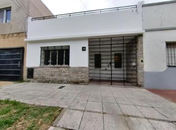 FRENTE · Casa en Lomas de Zamora Oeste en Barrio Residencial