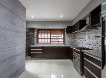 Casa · 186m² · 5 Ambientes · 4 Cocheras · Casa en Caseros Norte de Categoria