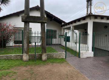 Casa · 4 Ambientes · 2 Cocheras · Casa en Alquiler