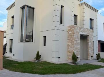 Casa · 170m² · 6 Ambientes · 2 Cocheras · Casa en Miradores de Manantiales