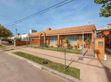 Casa · 194m² · 8 Ambientes · 2 Cocheras · En Venta Casa de 4 Dorm. en Alto Verde